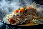 清蒸海魚(yú)熱氣騰騰誘人