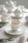 純白茶具營造優(yōu)雅品茶氛圍