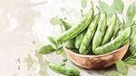 碗中鮮嫩豌豆與綠葉