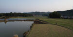 鄉(xiāng)村田野邊的寧?kù)o池塘