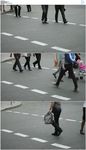 街道十字路口行人脚步