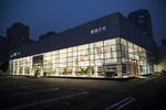 灯火通明的4S店
