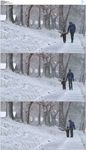 母亲牵着孩子在雪中行走