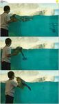 孩子在水族馆看企鹅