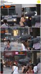 冒雨上班的都市人群