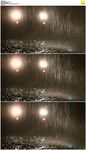 车灯照耀暴雨