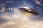 高清云层中飞行的UFO图片