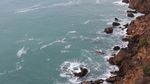 海浪冲刷海岸岩石