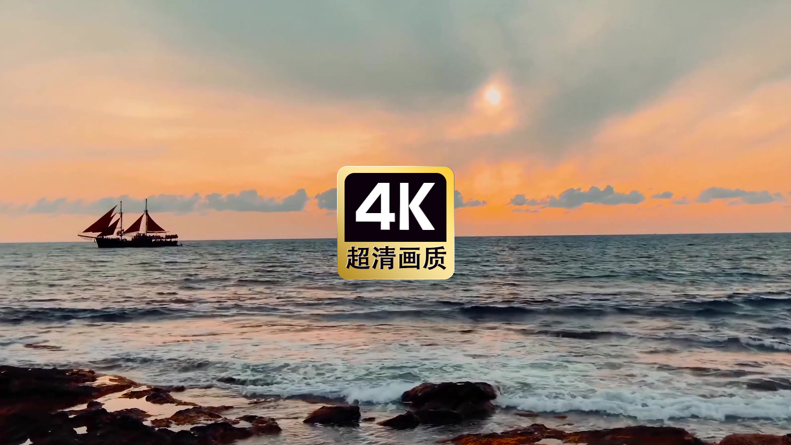 帆船经过夕阳海面