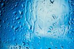 落在窗户玻璃上的雨点水珠
