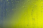 落在窗户玻璃上的雨点水珠