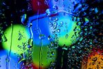 落在窗户玻璃上的雨点水珠
