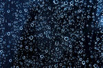 落在窗户玻璃上的雨点水珠