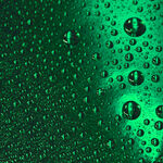 落在窗户玻璃上的雨点水珠