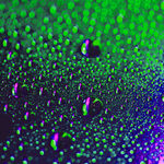 落在窗户玻璃上的雨点水珠