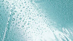 落在窗户玻璃上的雨点水珠