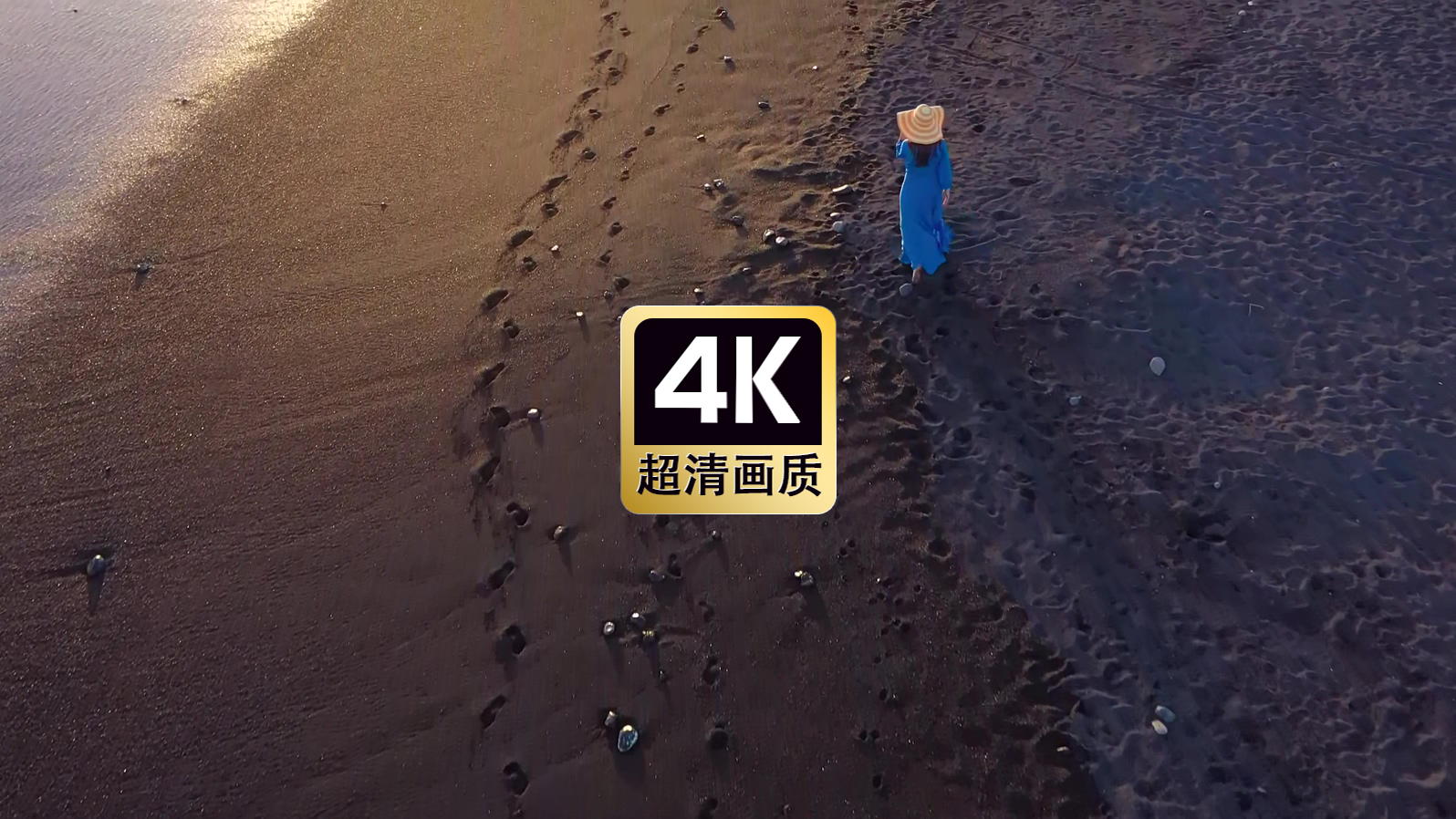 航拍海滩上蓝衣美女