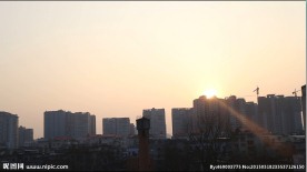 最后一缕阳光消失在楼宇之间