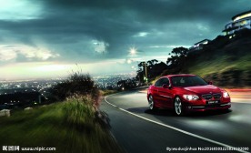 奔跑的红色汽车