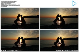 情侣在夕阳下的海滩亲吻