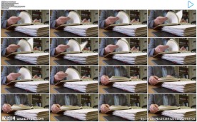 商务人士翻书看书查阅资料