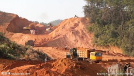 山体压路机挖掘机货车施工大干