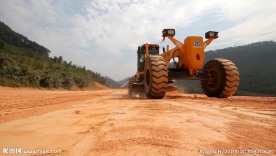 山体压路机挖掘机摊铺机施工平整