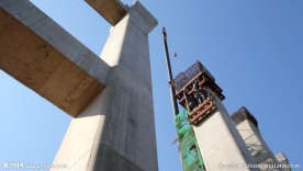 俯拍吊车劳务工墩柱大桥高空作业