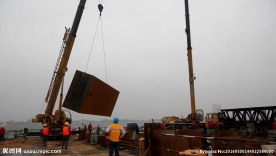 中铁铁建钢栈桥安全竞赛吊车施工