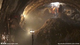 中铁铁建斜井隧道工夯实拱架作业