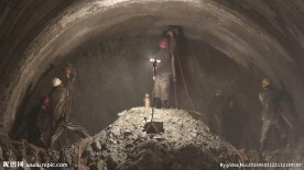 中铁铁建斜井隧道工洞口开挖钻孔