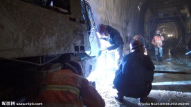中铁铁建斜井隧道劳务工电焊施工
