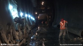 中铁铁建斜井隧道劳务工清扫施工