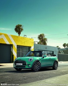 行驶中的mini汽车