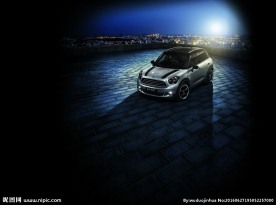 夜色中的mini汽车