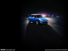 夜色中行驶的mini汽车