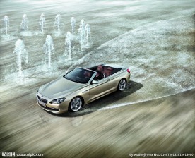 跨越河流的BMW敞篷汽车