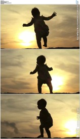 夕阳下婴儿走路学步剪影