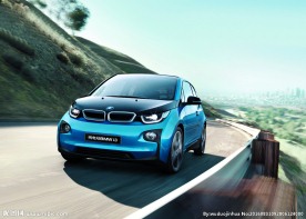 行驶中的BMW 电动汽车海报