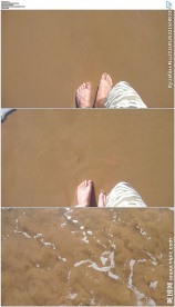 男人光脚走在沙滩上