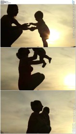 婴儿蹒跚学步走向母亲