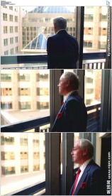 商务人士望向窗外