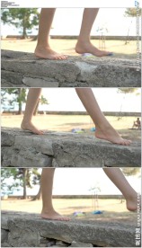 女人光脚走在石头上