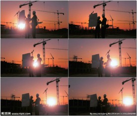 工程师看建筑图纸搞建设