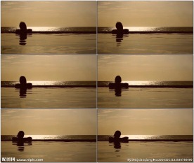 黄昏海边浴池美女看海