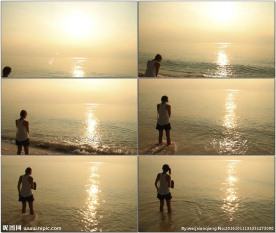 美女海边黄昏看海