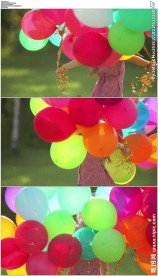 拿着气球转圈的小女孩