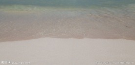 海浪拍打在白色沙滩