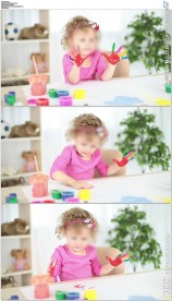 小女孩画画手指沾满颜料