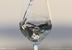 白葡萄酒倒进酒杯的慢镜头